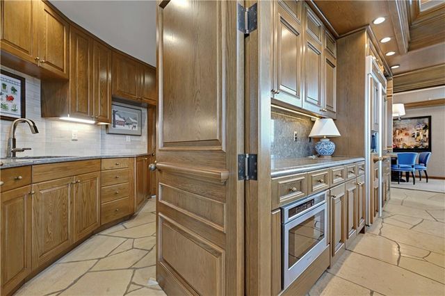 16900 Highland Ridge Drive, Loch Lloyd, MO 64012