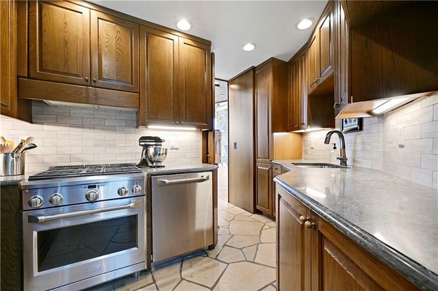 16900 Highland Ridge Drive, Loch Lloyd, MO 64012