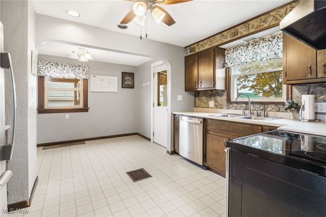 3840 Waynesburg Drive SE, Canton, OH 44707