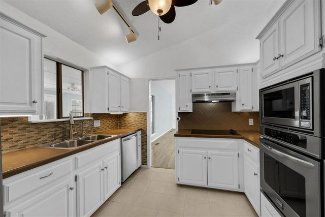 2313 NE Turtle Creek Dr, Lawton, OK 73507