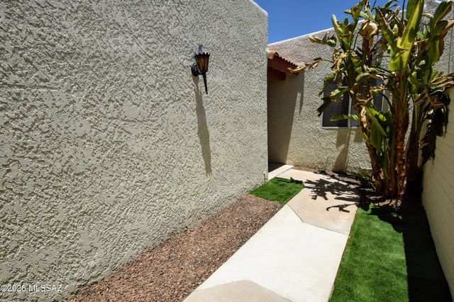 814 N Crescent Lane, Tucson, AZ 85710