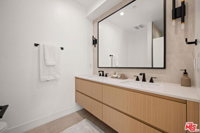 1444 Hi Point Street, Los Angeles, CA 90035