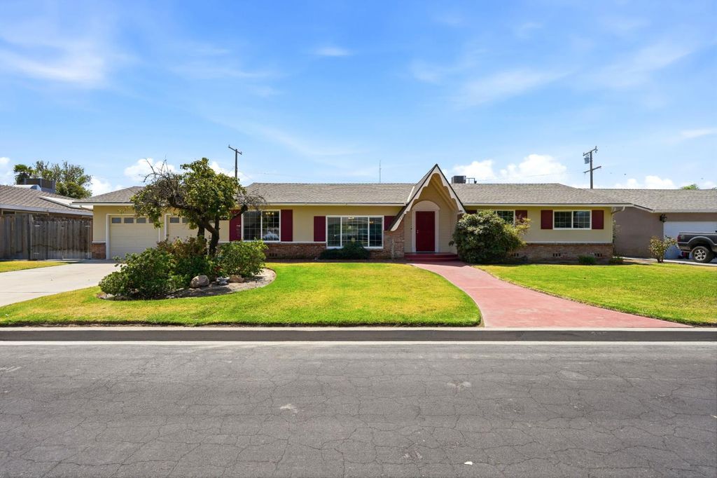 Image 1 of property listing at 335 E Sycamore Drive, Hanford, CA 93230