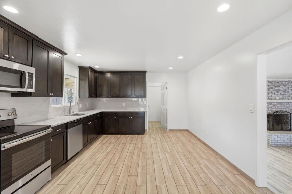 Image 15 of property listing at 335 E Sycamore Drive, Hanford, CA 93230