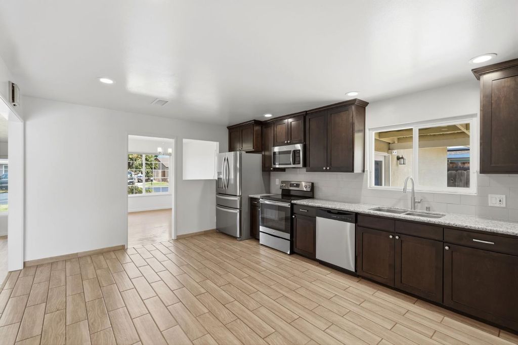 Image 16 of property listing at 335 E Sycamore Drive, Hanford, CA 93230