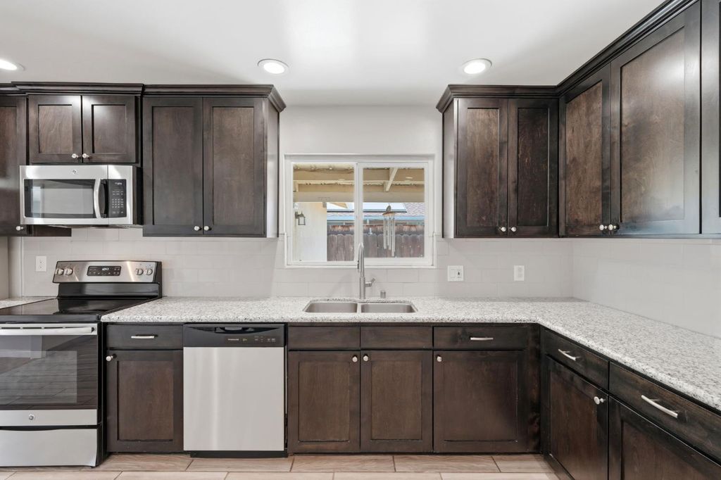 Image 17 of property listing at 335 E Sycamore Drive, Hanford, CA 93230