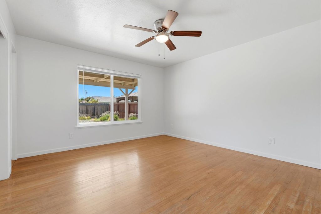 Image 28 of property listing at 335 E Sycamore Drive, Hanford, CA 93230