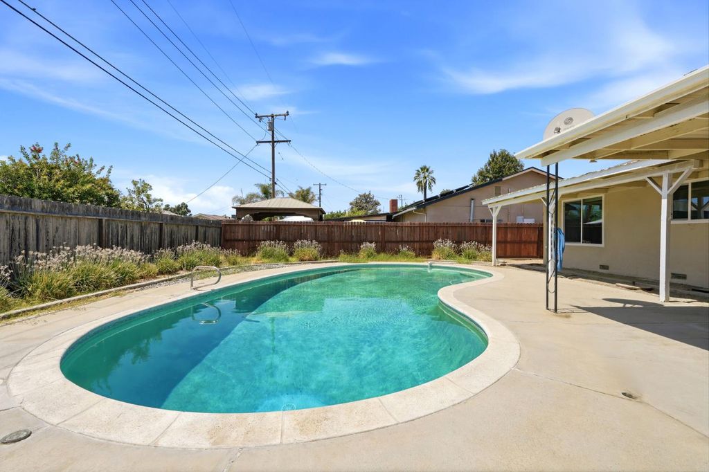 Image 35 of property listing at 335 E Sycamore Drive, Hanford, CA 93230