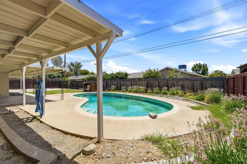Image 36 of property listing at 335 E Sycamore Drive, Hanford, CA 93230