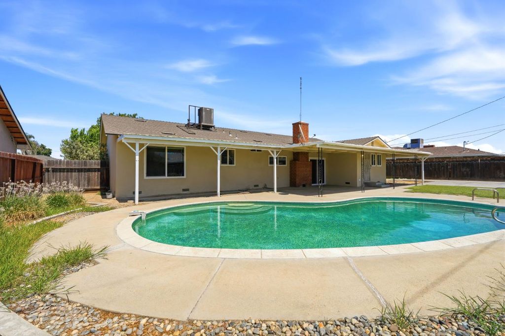 Image 37 of property listing at 335 E Sycamore Drive, Hanford, CA 93230