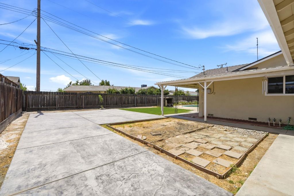 Image 39 of property listing at 335 E Sycamore Drive, Hanford, CA 93230