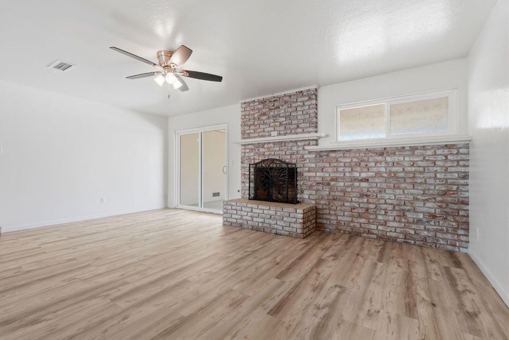 Image 5 of property listing at 335 E Sycamore Drive, Hanford, CA 93230