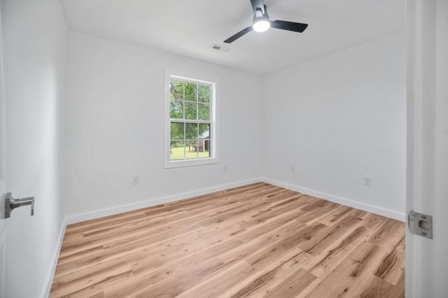 1601 Maple Valley Rd, Charlotte, TN 37036