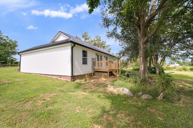 1601 Maple Valley Rd, Charlotte, TN 37036
