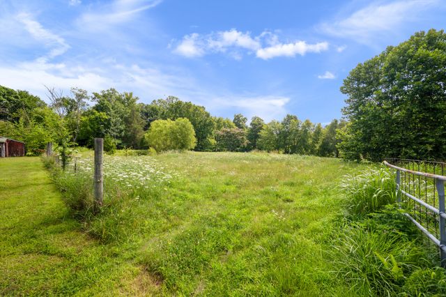 1601 Maple Valley Rd, Charlotte, TN 37036