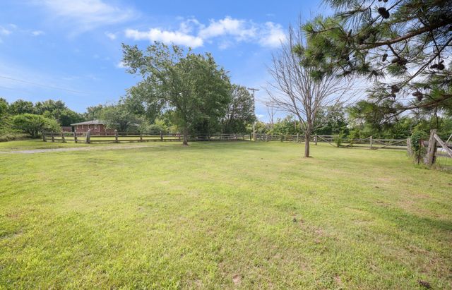 1601 Maple Valley Rd, Charlotte, TN 37036