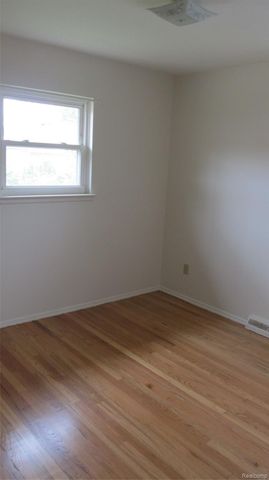 5652 WESTPOINT Street, Dearborn Heights, MI 48125