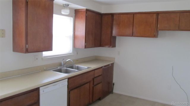 5652 WESTPOINT Street, Dearborn Heights, MI 48125