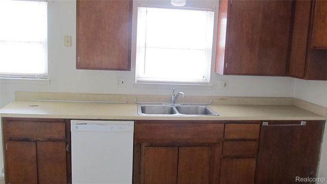 5652 WESTPOINT Street, Dearborn Heights, MI 48125