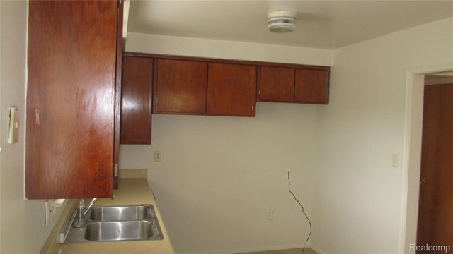 5652 WESTPOINT Street, Dearborn Heights, MI 48125