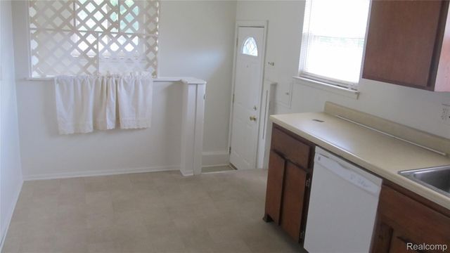 5652 WESTPOINT Street, Dearborn Heights, MI 48125