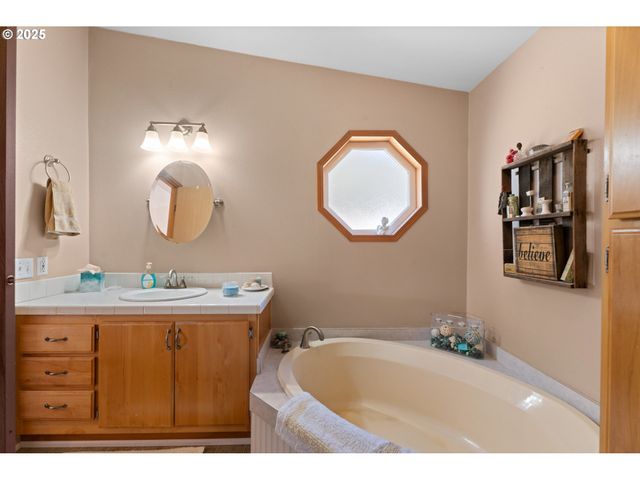 18863 S NORRY Ct, Mulino, OR 97042