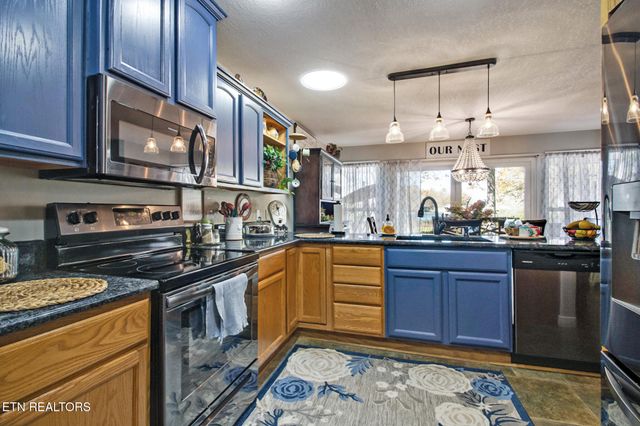 9521 Cherokee Trl, Crossville, TN 38572