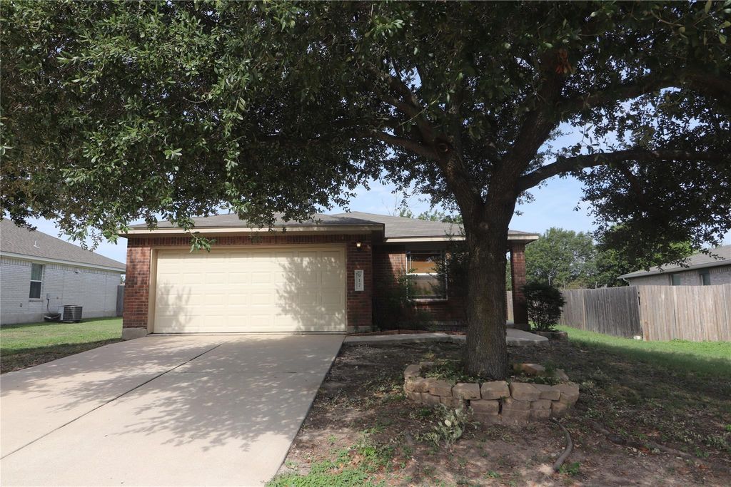 917 W South ST, Leander, TX 78641