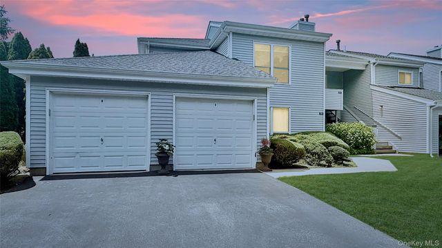 102 Hampton Vista Drive, Manorville, NY 11949