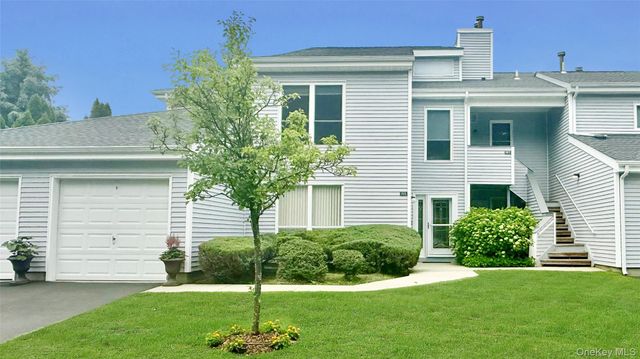 102 Hampton Vista Drive, Manorville, NY 11949