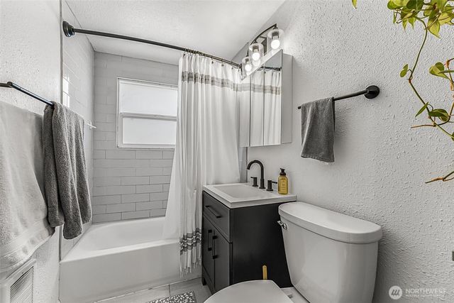 8105 Fairway Drive SW, Lakewood, WA 98498