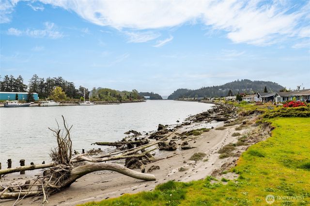 90 Chinook Place, La Conner, WA 98257