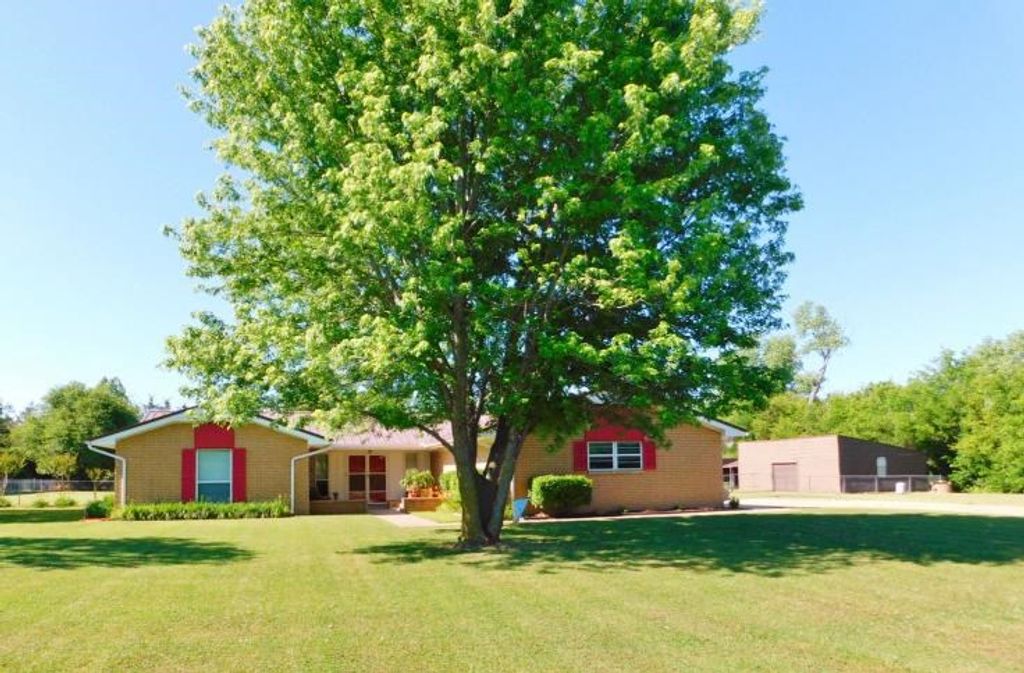 218 Wichita Dr, Lawton, OK 73507