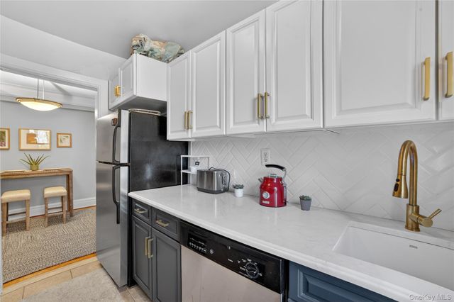 42 Pondfield Road W 4F, Bronxville, NY 10708