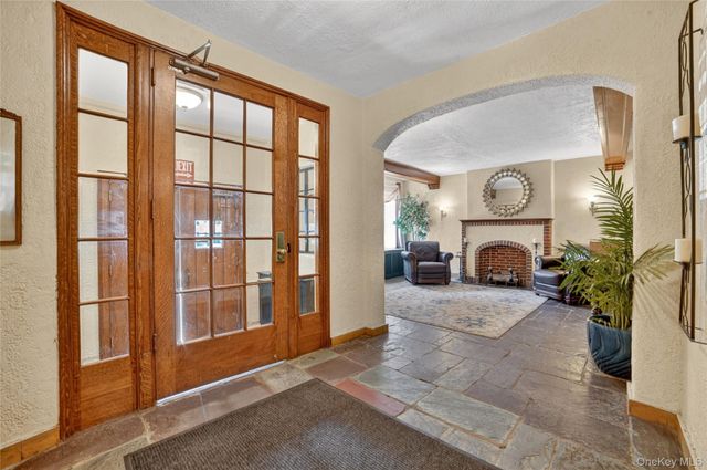 42 Pondfield Road W 4F, Bronxville, NY 10708