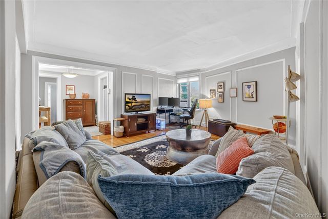 42 Pondfield Road W 4F, Bronxville, NY 10708