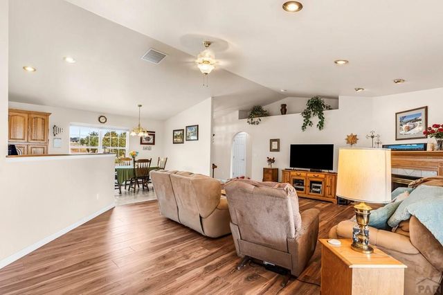 1165 S Oakleaf Dr, Pueblo West, CO 81007