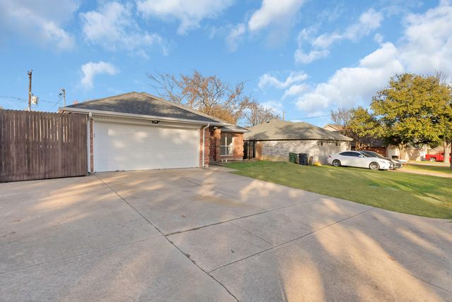 825 Meadowdale Road, Arlington, TX 76017