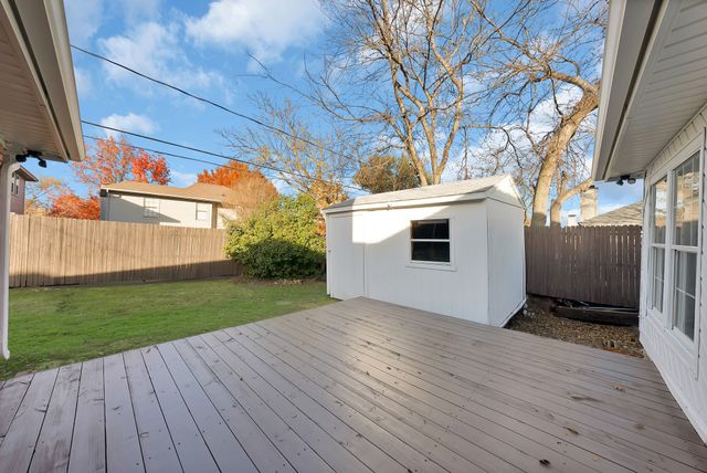 825 Meadowdale Road, Arlington, TX 76017