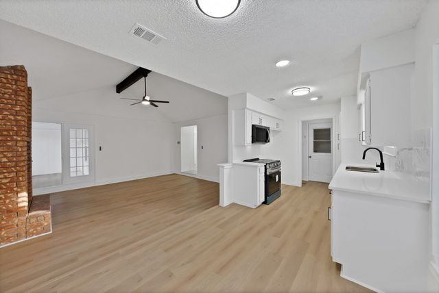 825 Meadowdale Road, Arlington, TX 76017