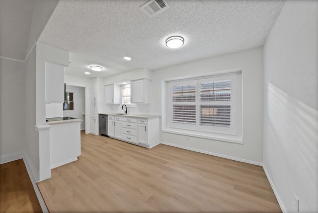 825 Meadowdale Road, Arlington, TX 76017