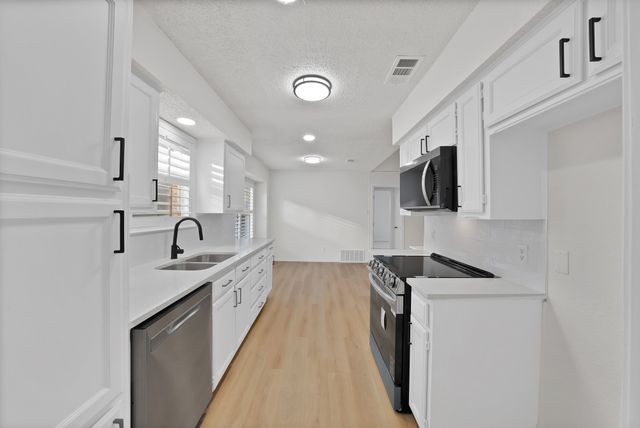 825 Meadowdale Road, Arlington, TX 76017