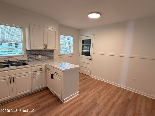 528 N Park Lane, Jackson, MS 39206