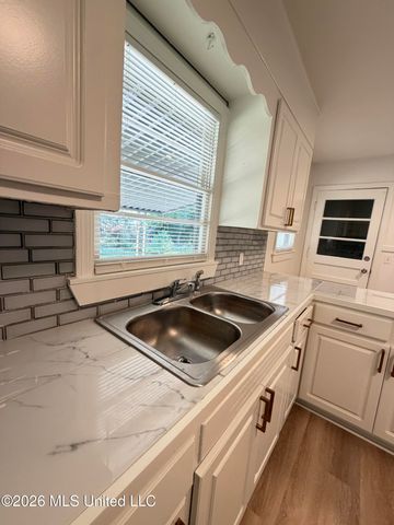 528 N Park Lane, Jackson, MS 39206