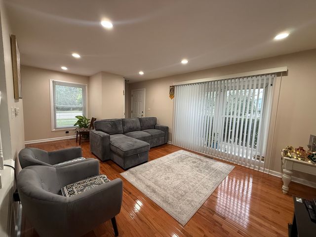 2310 Hyde Court, Schaumburg, IL 60194