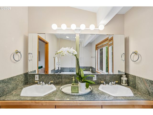 11150 Se VALLEY VIEW Ter, Happy Valley, OR 97086