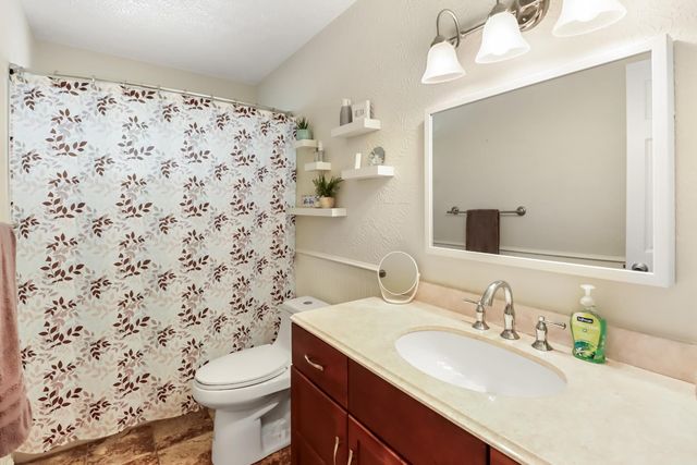 1110 Circuit Dr, Roseville, CA 95678