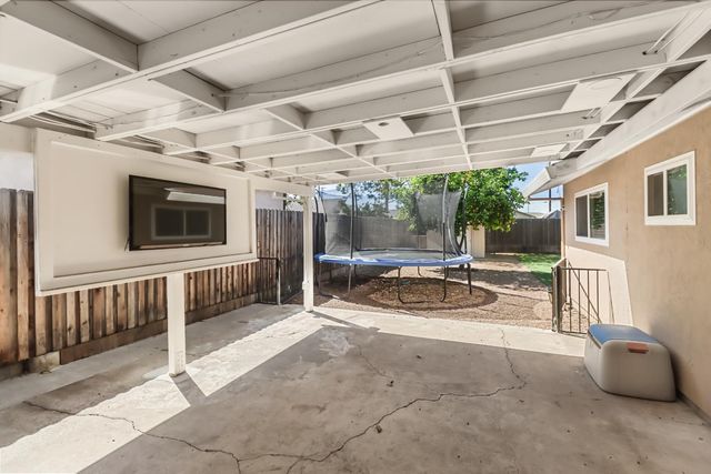 1110 Circuit Dr, Roseville, CA 95678