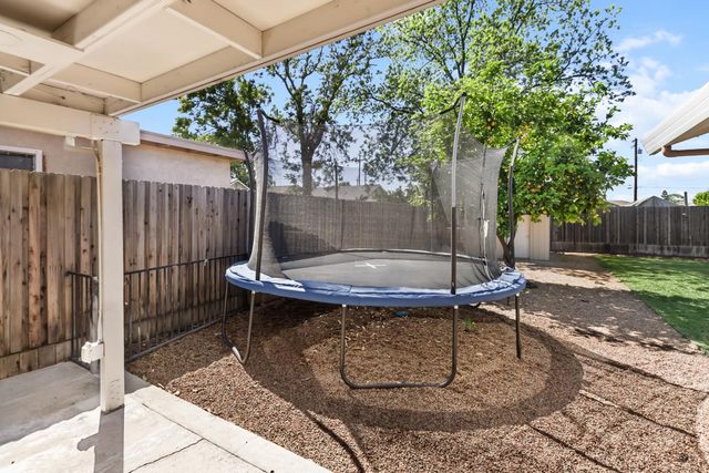 1110 Circuit Dr, Roseville, CA 95678