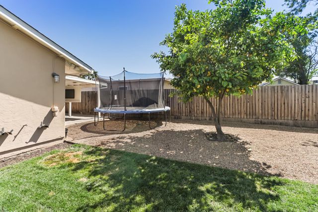 1110 Circuit Dr, Roseville, CA 95678